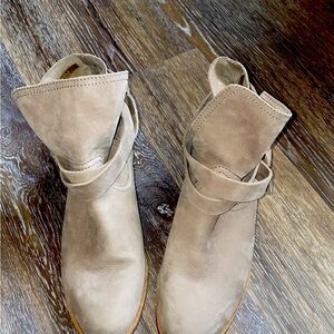 Ugg Women Elysian Boot Size 9.5